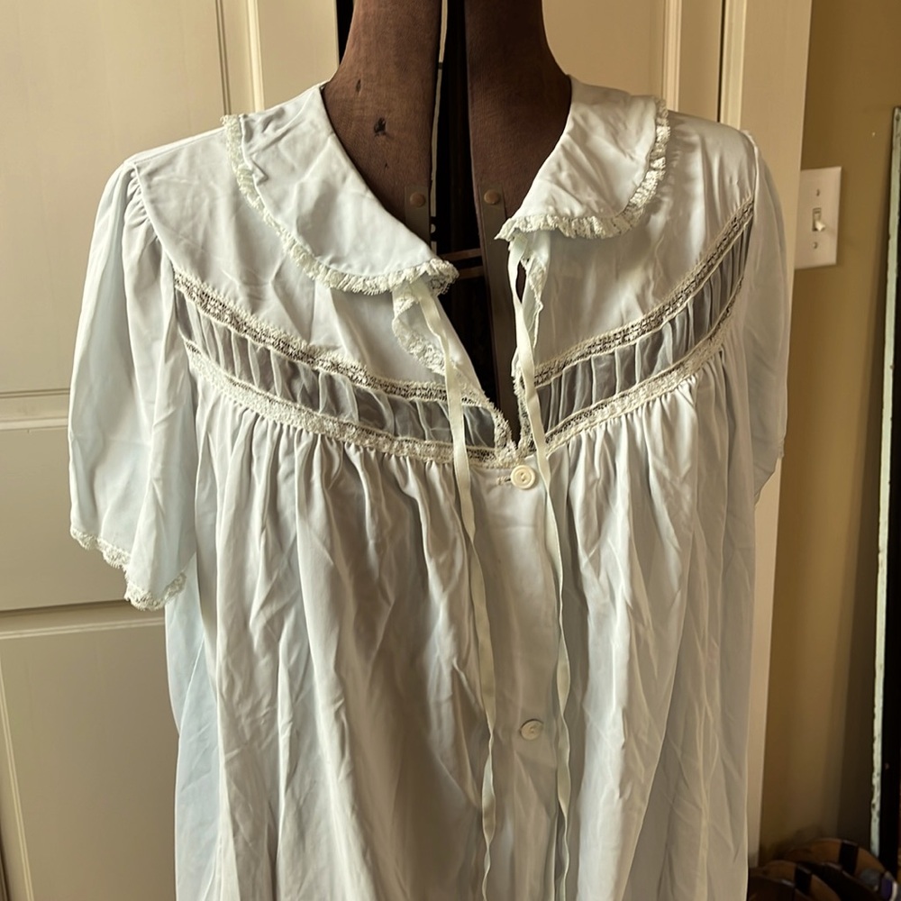 Lorraine Vintage Blue Dressing Gown women’s L Button front. Lace & tulle